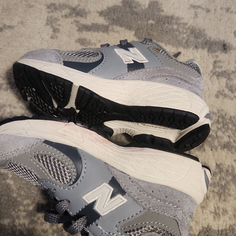 New Balance Kids' Gray Athletic Sneakers - Comfortable Everyday Shoes Size 7C - Picture 5 of 9